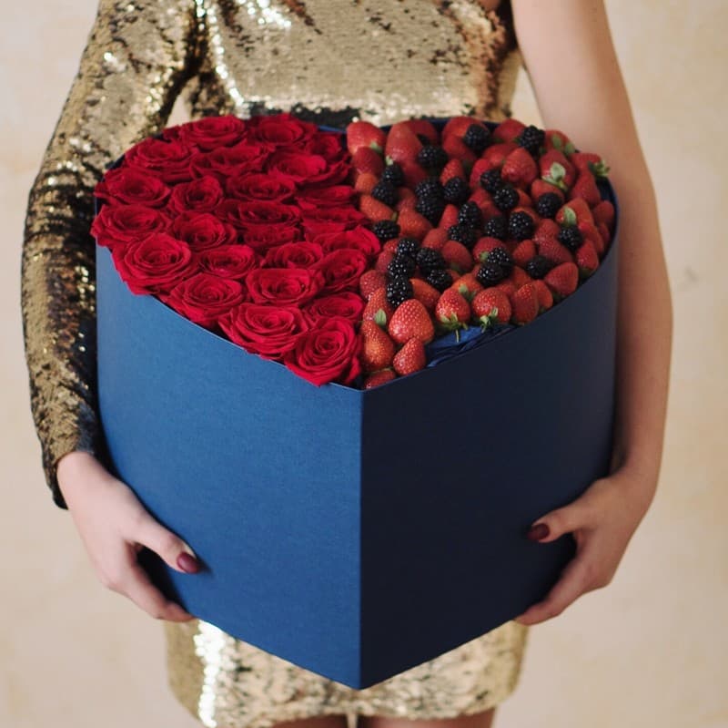 Открыть фото крупно Сердце из 25 роз с клубникой и ежевикой "HEART 15"