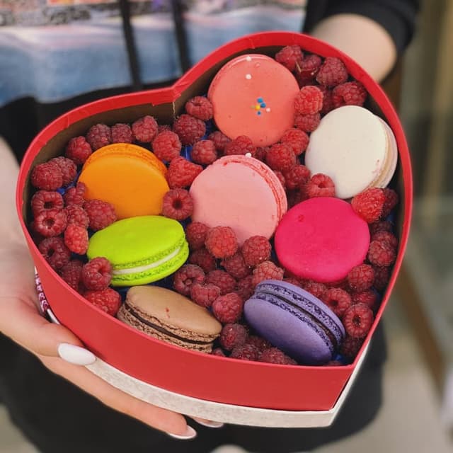 Коробочка с макарунами и ягодами "RASPBERRY"