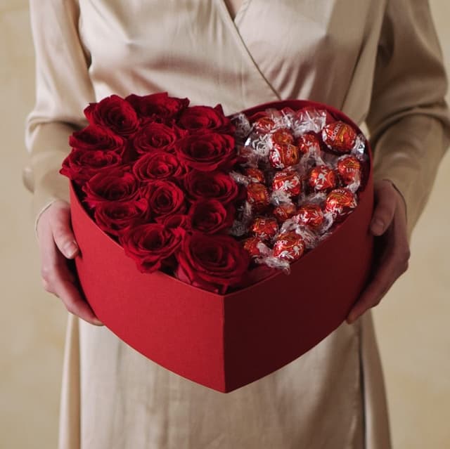Сердце из 15 роз с конфетами "HEART 18"