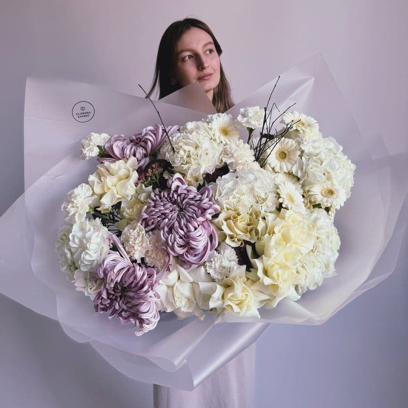Открыть фото крупно Букет с хризантемами, гортензиями и герберами "LILAC MIST"