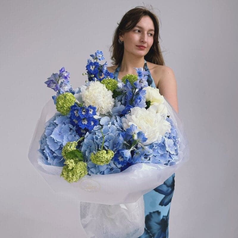 Открыть фото крупно Букет с пионами, дельфиниумом и гортензиями "PURE OCEAN"
