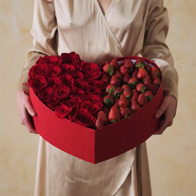 Сердце из 19 роз с клубникой "HEART 19"