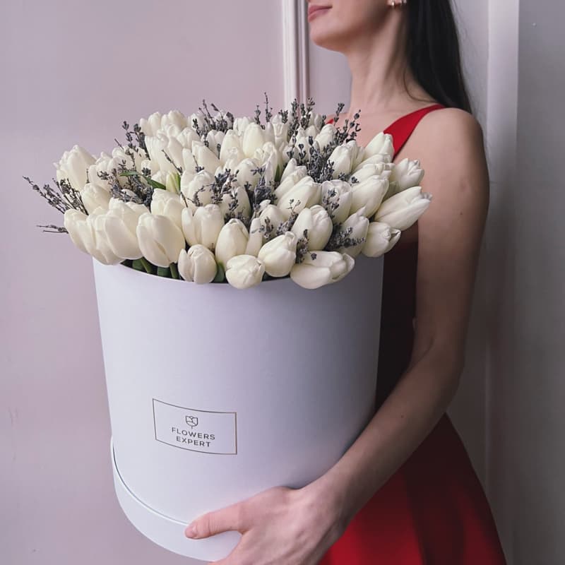 Открыть фото крупно Коробка из 101 тюльпана с лавандой "LAVENDER AIR" — Фото 5