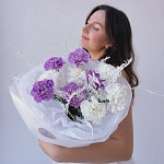 Букет из 11 гвоздик c cухоцветами "WHITE & MOONAQUA"