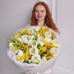 Букет из 25 белых тюльпанов с мимозой "SPRING MIST"