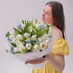 Букет из 25 белых тюльпанов с оксипеталумом "ARCTIC BLOOM"