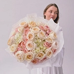 Букет с гортензией и пионовидными розами "LOVE ME SOFT"