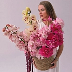 Композиция в кашпо c 2 ветками орхидеи и французскими розами "ORCHID EMPRESS"