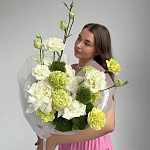 Букет в бело-зелёной гамме с гвоздиками "BOTANICA"