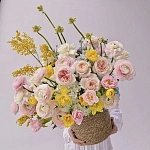 Композиция в кашпо c пионовидными розами, ранункулюсами и тюльпанами "VEIL"