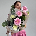 Охапка цветов для дома c герберами и диантусами "PINK MATCHA"