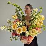 Композиция в кашпо c пионовидными розами, молюцеллой и ромашками "SICILY BLOOM"