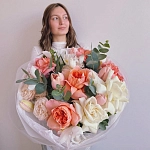 Букет с пионовидными розами и тюльпанами "GOLDEN PEACH"