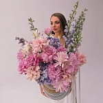 Композиция в кашпо c жемчугом, дельфиниумом и лилиями "VIOLET PEARL"