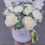 Шляпная коробка с 11 белыми пионами "WHITE BLAIR"