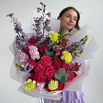 Букет с пионовидными розами, дельфиниумом и маттиолой "MAGENTA MUSE"