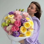 Дофаминовый букет с пионовидными розами и эустомой "COLOR JOY"