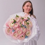 Букет из 19 ранункулюсов с оксипеталумом "BISQUE & BLUE"