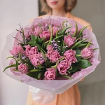 Букет из 25 тюльпанов с генистой "PURPY"