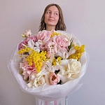 Букет с розами, ирисами и мимозой "SPRING AURORA"
