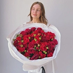 Букет из 19 красных кустовых роз "RED TREND"