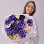 Букет из 15 ранункулюсов и анемонов "SAND & SAPPHIRE"