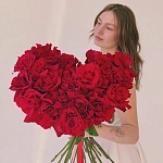 Букет из 25 французских роз в виде сердца "LOVE IN RED"