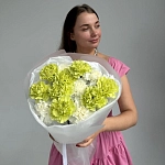 Букет из 15 пушистых зеленых и белых гвоздик "LIME & WHITE"