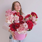 Коробка с ранункулюсами, розами и эустомой "RUBIANA"