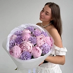 Букет из 9 пионов с лунными диантусами "MOONKISS"