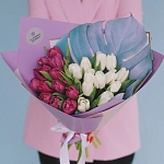 Букет из 25 тюльпанов с монстерой "SPRINGTIME"