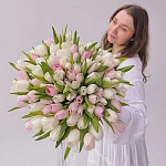 Букет из 101 белого и розового тюльпана микс "ALLURE"