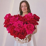 Композиция в кашпо из 15 французских роз с жемчугом "MAISON DE ROSES"