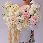 Коробка с жемчугом, гортензиями и пионовидными розами "IVORY DREAM"