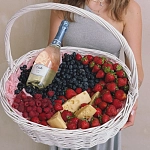 Большая корзина с ягодами, сыром и безалкогольным шампанским "BERRY & BUBBLES"