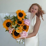 Букет с подсолнухами и пионами "SUN BLOOM"