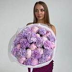 Букет из 15 пионов с лунными диантусами "MOONBLUSH"