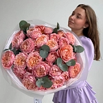 Букет из 9 пионовидных кустовых роз с эвкалиптом "SPRAY JULIET"