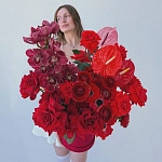 Коробка с орхидеей, ранункулюсами и антуриумом "VELVET HUSH"