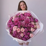 Букет из 23 пионовидных роз "COUNTRY, MSTY & BOMBASTIC"