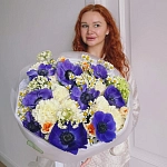 Букет с анемонами и ромашками "INDIGO BLOSSOM"