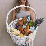 Корзина с фруктами, сыром, бокалами и безалкогольным шампанским "PROVENCE BRUNCH"