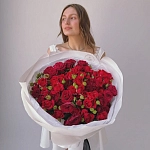 Букет из 19 кустовых роз "RED TRENDSETTER"