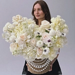 Композиция в кашпо c жемчугом, гортензиями и анемонами "WHITE GRACE"