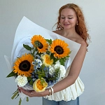 Букет с подсолнухами и дельфиниумом "SUMMER EDIT"