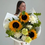 Букет с подсолнухами, молюцеллой и диантусами "SUNNY CHIC"