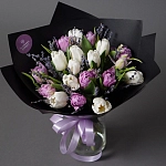 Букет из 19 тюльпанов белый и фиолетовый микс с лавандой "LOVE YOU"