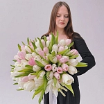 Букет из 71 белого и розового тюльпана микс "GLOW"