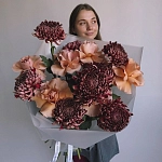 Букет с французскими розами и хризантемами "AUTUMN EMBRACE"