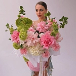 Коробка с жемчугом, антуриумом, и молюцеллой "PINK LEAF"